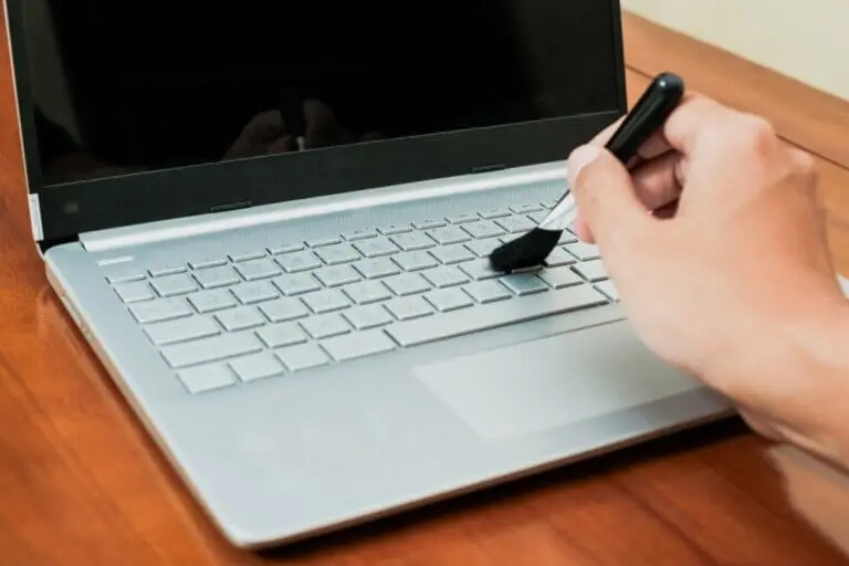 Así Debes Limpiar el Teclado de Tu Portátil para Retirar Toda la…